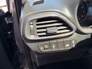 Hyundai i 30 2018 1400cc CAMERA NAVIGATION FULL BOOKSERVISE!-thumb-10