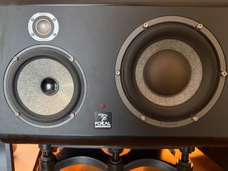 Focal SM9 μαζί με βάσεις IsoAcoustics (ζευγάρι)