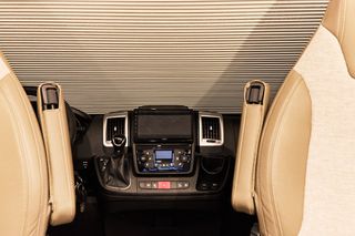Lmc 2021 CRUISER V 646 G-thumb-4
