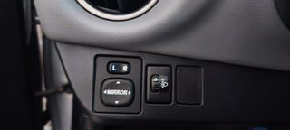 Toyota Yaris 2016-thumb-12