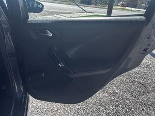 Peugeot 208 2016-thumb-19