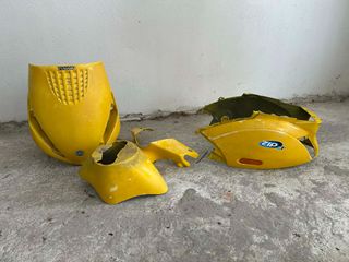 Πωλούνται πλαστικά Piaggio Zip 4τεμάχια κίτρινο χρώμα.