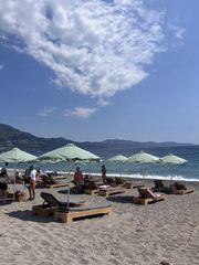 Ξύλινες Χειροποίητες Ξαπλώστρες με Στρώματα 11cm – Επαγγελματική Χρήση