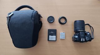 Nikon d5300 με τον φακό κιτ 18-140, δύο μπαταρίες, τσάντα και αντάπτορα μάκρο