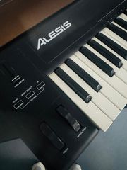 ALESIS Q61 MIDI KEYBOARD 61 KEYS-thumb-1