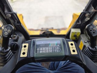 Φορτωτάκι Komatsu 2005 SK1020-thumb-3
