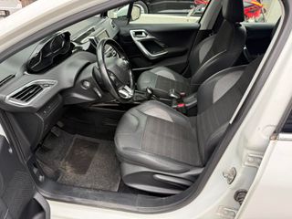 Peugeot 2008 2018 1.2 PURETECH 110 ALLURE-thumb-8