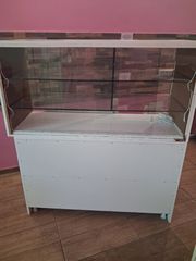 ουδέτερη βιτρίνα με φωτισμό led.