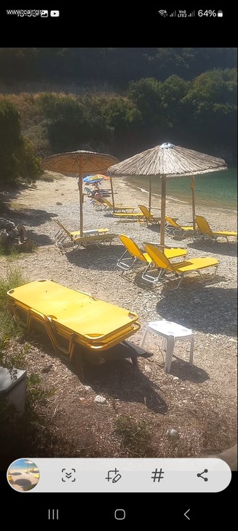 Ομπρελες παραλιας ψαθινες και  ξαπλωστες