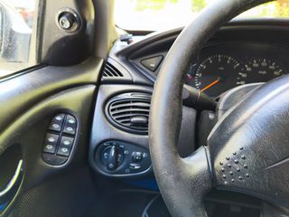 Ford Focus 2002 GHIA-thumb-4