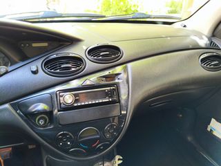 Ford Focus 2002 GHIA-thumb-6