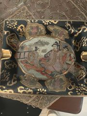 Τασάκι Satsuma Hand Painted — Μαύρο Φόντο, Χρυσές Λεπτομέρειες & Ιαπωνικές Φιγούρες