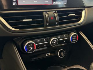 Alfa Romeo Giulia 2022 VELOCE Q4 - VENERIS MOTORS-thumb-48