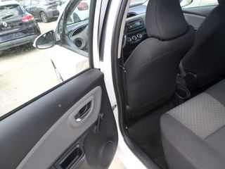 Toyota Yaris 2015-thumb-9