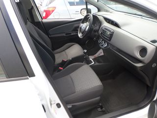 Toyota Yaris 2015-thumb-10