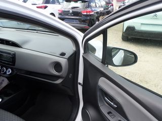 Toyota Yaris 2015-thumb-11