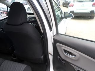 Toyota Yaris 2015-thumb-13