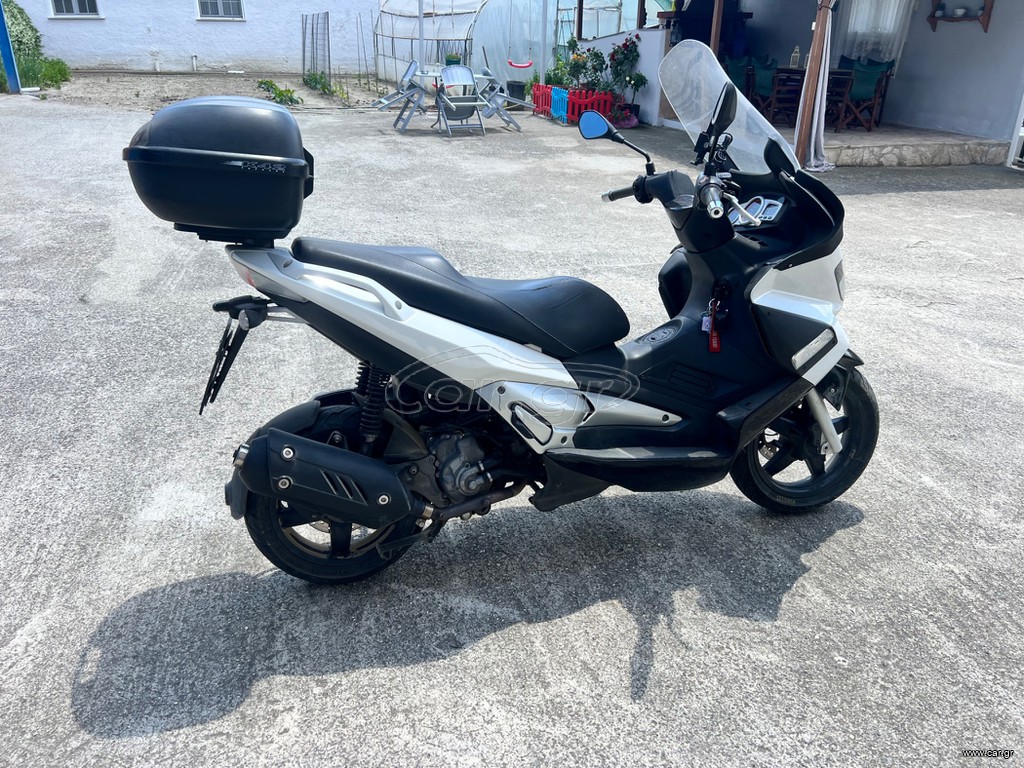 Aprilia SR MAX 300 2016