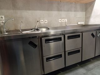 Πάγκος Ψυγείο με 4 συρτάρια και 2 πόρτες , νιπτήρα και θήκη για πάγο 2,5 μήκος X 0,72cm πλάτος X 0,88cm ύψος
