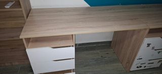 Μοντέρνο γραφείο με συρτάρια – ξύλο & λευκό Περιγραφή: