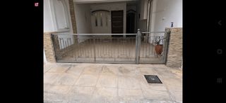 Μεταλλική αυλόπορτα μεταχειρισμένη, δίφυλλη και πεζόπορτα, μασίφ σίδερο