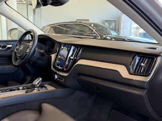 Volvo XC 60 2022 INSCRIPTION / B5 / PANORAMA - VENERIS MOTORS-thumb-35