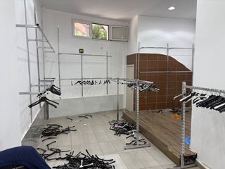 Πωλείται εξοπλισμός κρέμασης για κατάστημα ρούχων