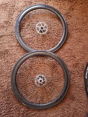 Carbon ELITE wheelset 40mm + rotors + Dura ace κασετα + GP5000 λάστιχα