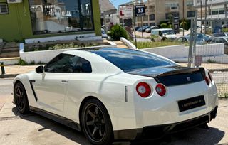 Nissan GT-R 2010-thumb-4