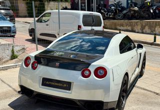 Nissan GT-R 2010-thumb-5