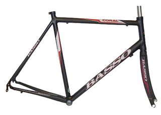 ΣΕΤ BASSO - CORAL ( ΣΚΕΛΕΤΟΣ XEIΡOΠOIHTOΣ+ ΠΙΡΟΥΝΙ CARBON + ΠΟΤΗΡΙΑ ΠΙΡΟΥΝΙΟΥ)