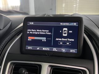 Aston Martin DB11 2020-thumb-31