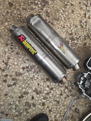 ΤΕΛΙΚΑ AKRAPOVIC ΗΤΑΝ ΣΕ ΚΤΜ SUPERDUKE 990. ΕΧΟΥΝ ΧΤΥΠΗΜΑΤΑ 47 πόντους ύψος φ50