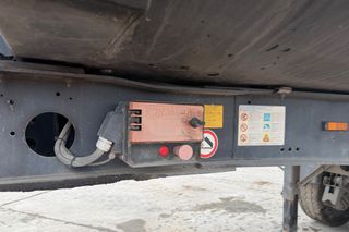 Mercedes-Benz 2015 1845-thumb-2