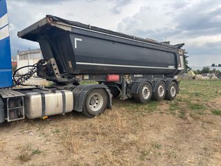 Mercedes-Benz 2015 1845-thumb-10