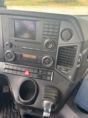 Mercedes-Benz 2015 1845-thumb-17
