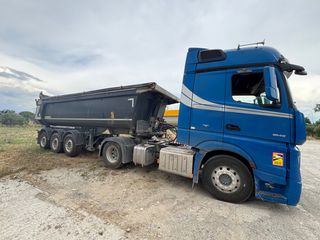 Mercedes-Benz 2015 1845-thumb-22