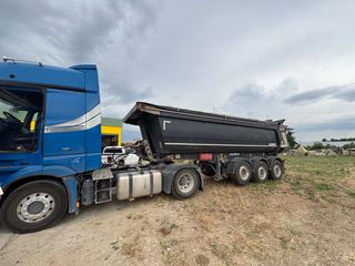 Mercedes-Benz 2015 1845-thumb-23