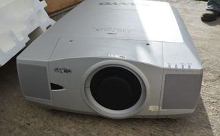 Προβολέας Sanyo καινούργιος, πολύ μεγάλος για επιφάνειες
