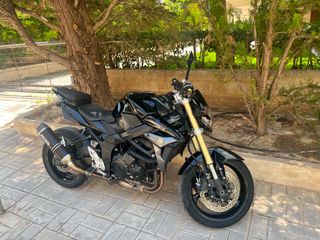 Suzuki GSR 750 2011-thumb-1