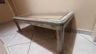 Χαμηλό Τραπεζάκι Σαλονιού με Βιτρίνα – Vintage Chic σε Μέντα