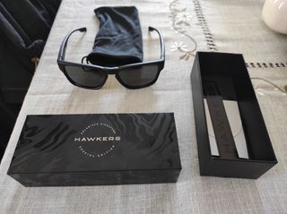 ΑΥΘΕΝΤΙΚΆ Polarized γυαλιά ηλίου Hawkers με θήκη μεταφοράς (πουγκί) & το κουτί συσκευασίας ΚΑΙΝΟΎΡΙΑ