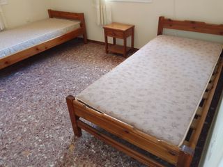 Κρεβάτια 2 μόνα με2 στρώματα 1κομοδινο .Δεχτες προσφορες