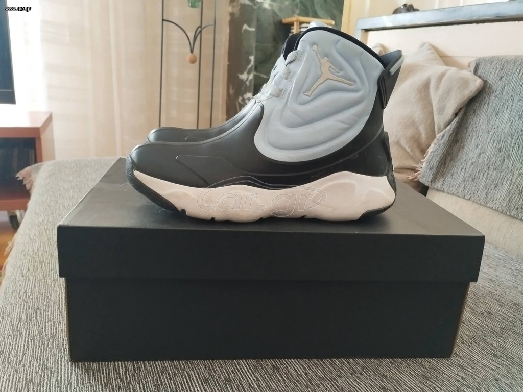 NIKE JORDAN