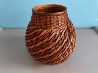 Vintage Χειροποίητο Μικρό Καλάθι με Δίχρωμη Ψάθα και Κεραμικό Σκεύος Εσωτερικά