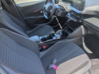 Peugeot e-208 2021-thumb-10