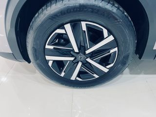 Peugeot 2008 2025 1.2 100 PS STYLE-thumb-4