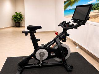 NordicTrack Commercial S22i Studio Bike σαν καινούριο με οθόνη 22”