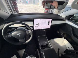Tesla Model Y 2024 PERFORMANCE-thumb-11