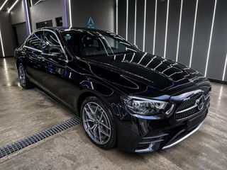 Mercedes-Benz E 300 2022 de 4matic - Facelift / AMG + Burmester + Panorama